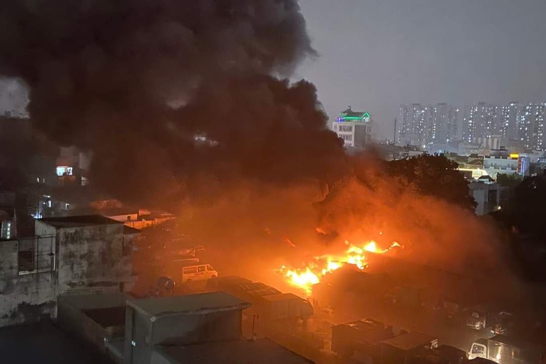 Kho vải vụn bốc cháy, khói đen cao hàng chục mét.