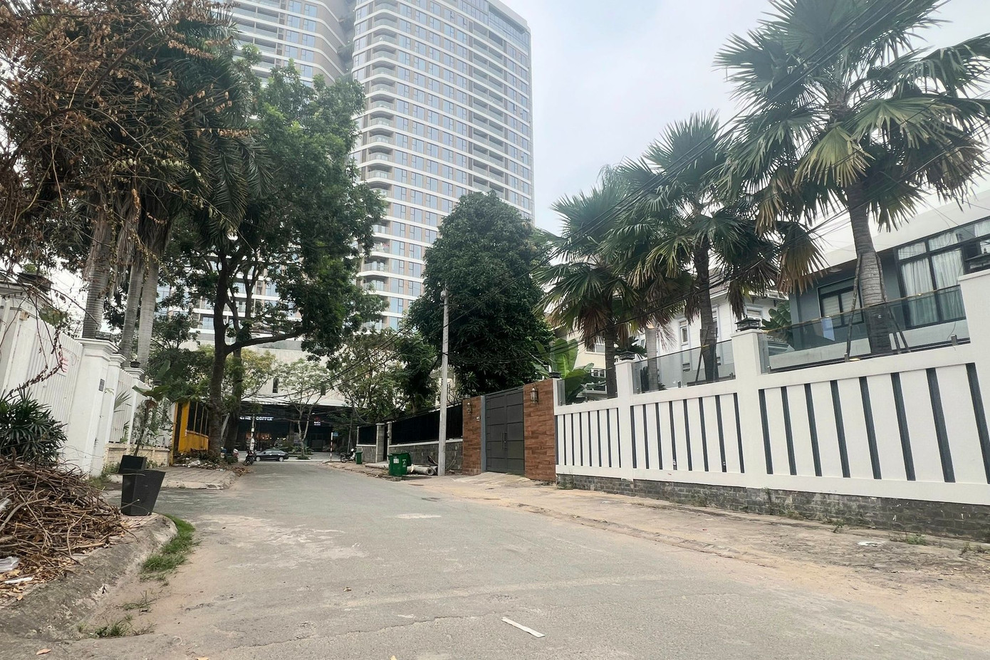 Cả 3 phụ nữ cùng làm tạp vụ cho một cơ sở ở phường Thảo Điền, TP Thủ Đức. Ảnh: A.X.