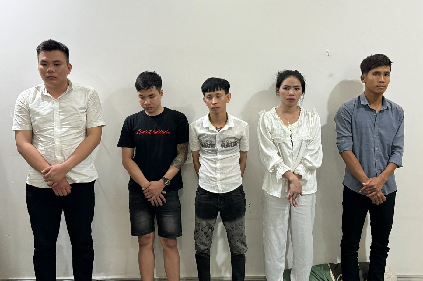 H’Ngõ Niê và 4 thanh niên phê ma túy bị công an bắt quả tang. Ảnh: Công an cung cấp. H’Ngõ Niê và 4 thanh niên phê ma túy bị công an bắt quả tang. Ảnh: Công an cung cấp.