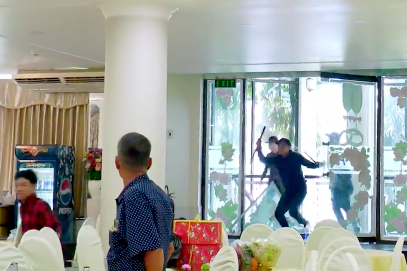 Hai nhóm thanh niên dùng hung khí rượt đuổi nhau trong đám cưới (Ảnh cắt từ clip). Hai nhóm thanh niên dùng hung khí rượt đuổi nhau trong đám cưới (Ảnh cắt từ clip).