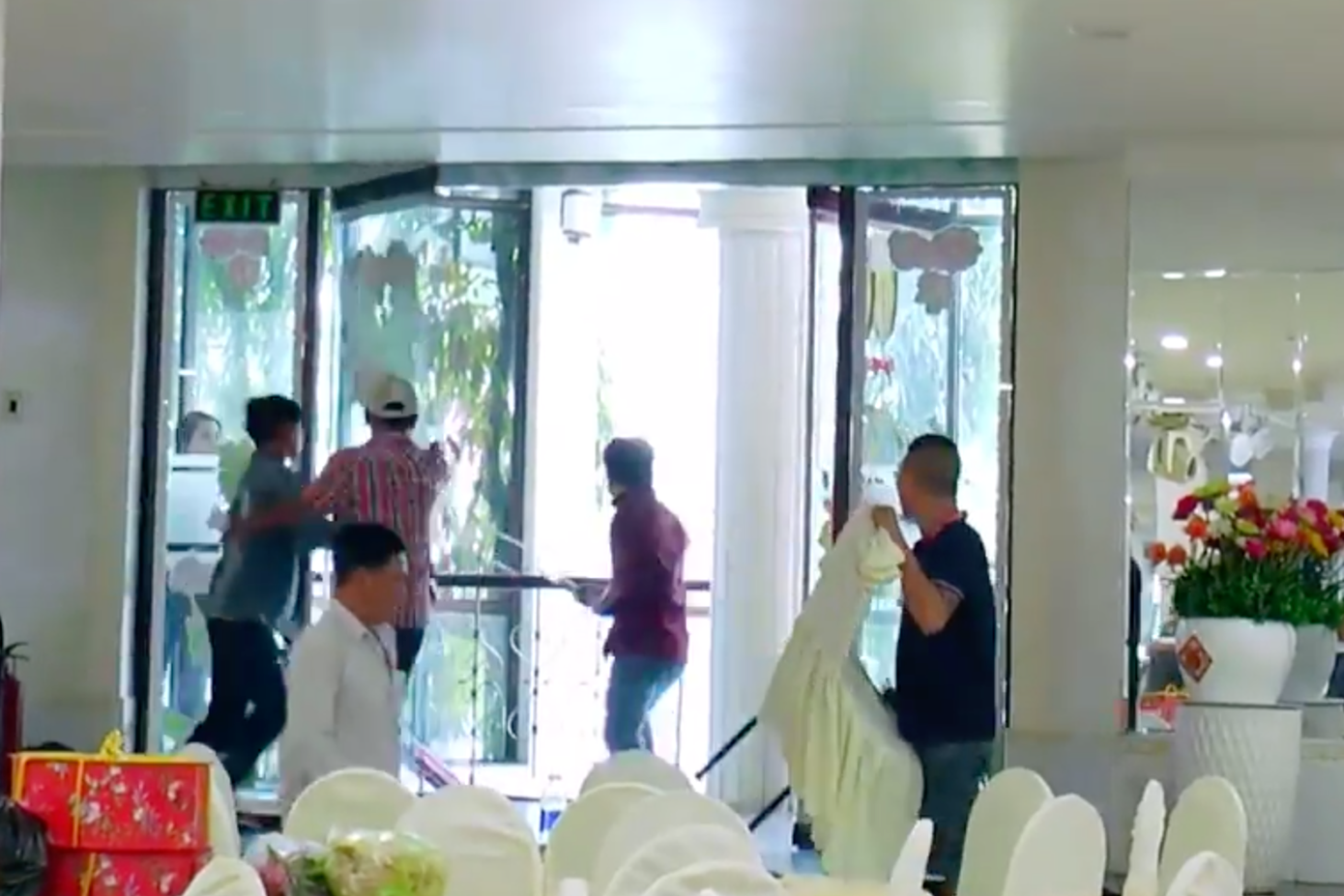 Hai nhóm thanh niên dùng hung khí rượt đuổi nhau trong đám cưới (Ảnh cắt từ clip).
