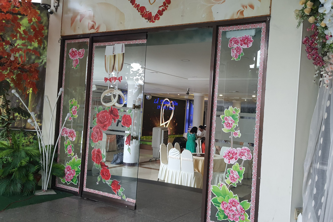 Vụ hỗn chiến làm một cánh cửa kính bị vỡ (Ảnh: Hoàng Thuận). Vụ hỗn chiến làm một cánh cửa kính bị vỡ (Ảnh: Hoàng Thuận).