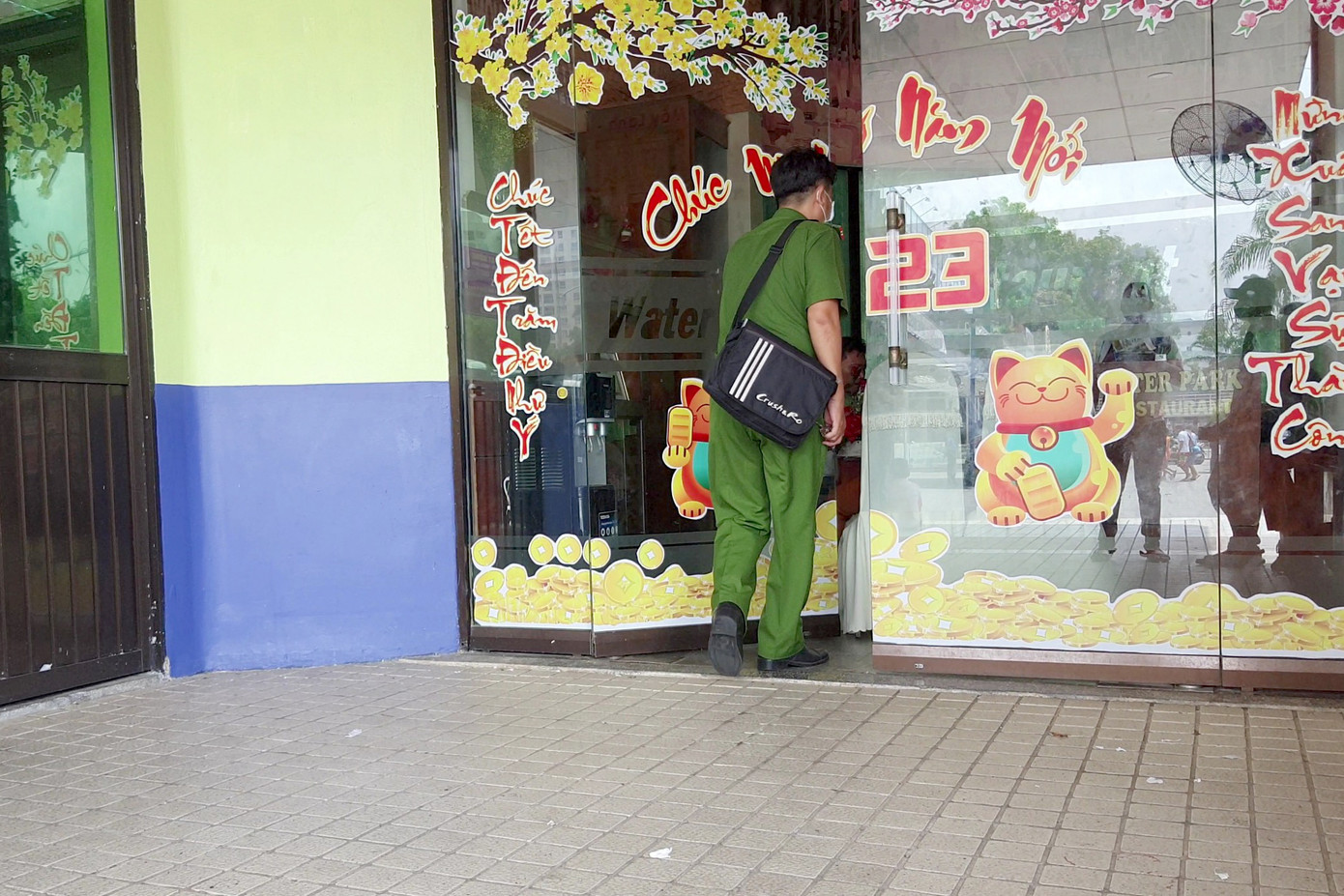 Công an có mặt tại nhà hàng xảy ra vụ việc (Ảnh: Hoàng Thuận). Công an có mặt tại nhà hàng xảy ra vụ việc (Ảnh: Hoàng Thuận).