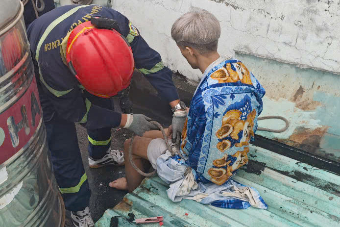 Lực lượng cứu hộ đưa nam thanh niên bị mắc kẹt xuống đất. Ảnh: PC07.