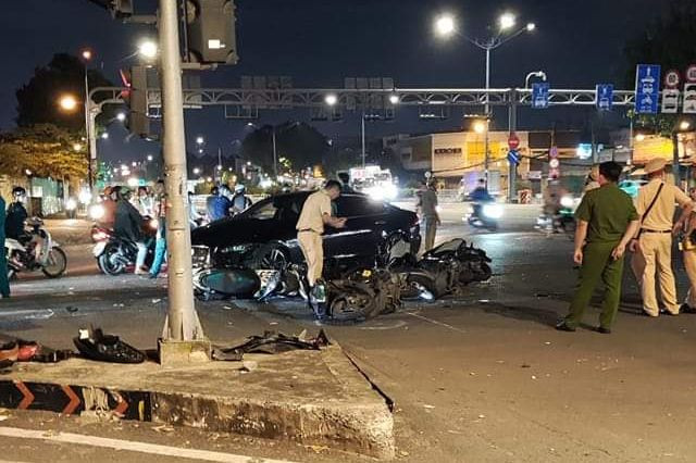 Lực lượng CSGT khám nghiệm hiện trường. Ảnh: A.X. Lực lượng CSGT khám nghiệm hiện trường. Ảnh: A.X.