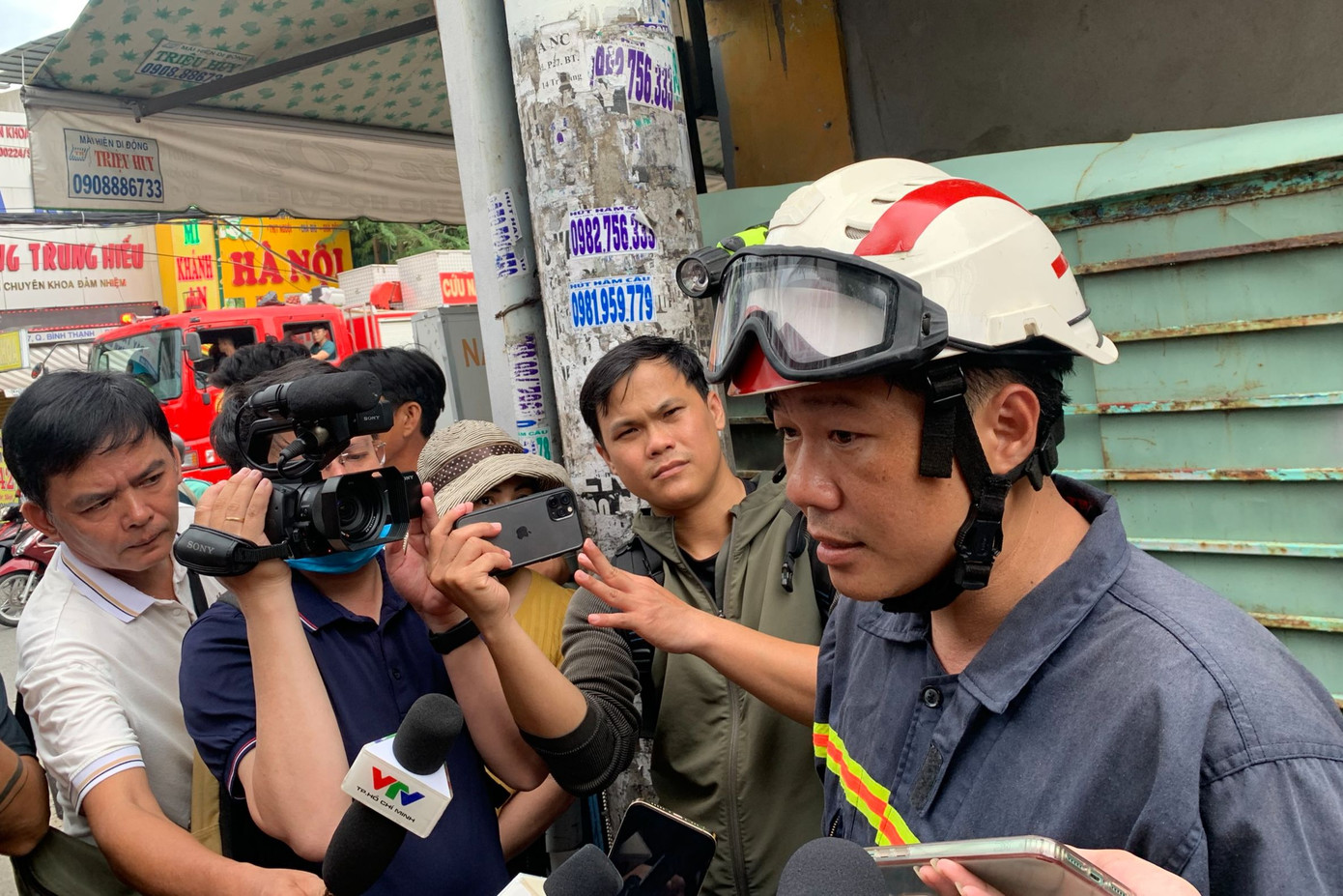 Thiếu tá Huỳnh Nguyên Thuận trả lời báo chí tại hiện trường. Ảnh: Hoàng Thuận.