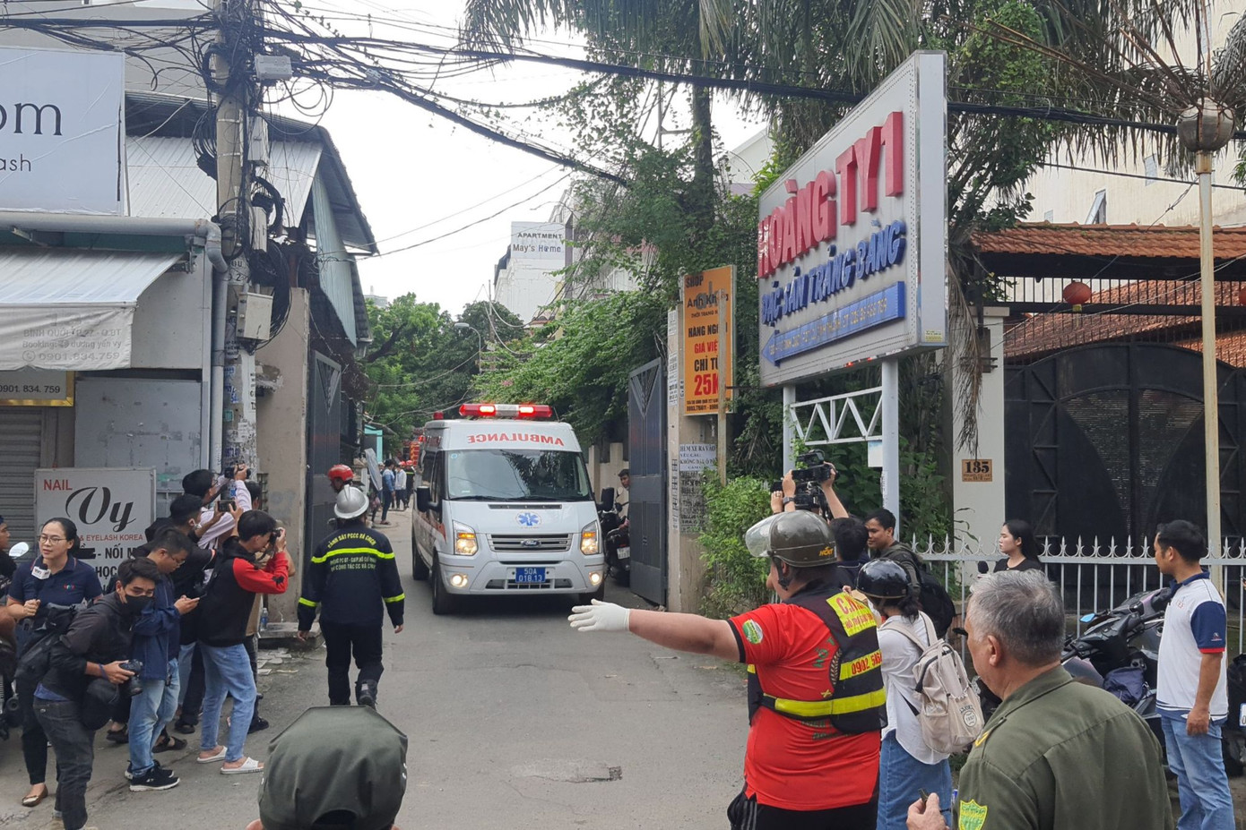 Lúc 15h20, xe cứu thương đưa nạn nhân cuối cùng vào bệnh viện cấp cứu. Ảnh: Hoàng Thuận.