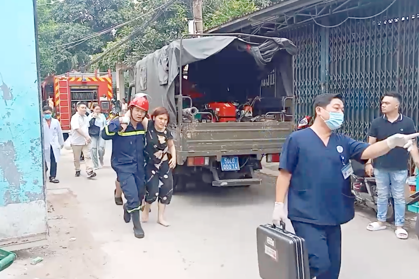 Lực lượng cứu hộ đưa người bị thương ra ngoài. Ảnh cắt từ clip.