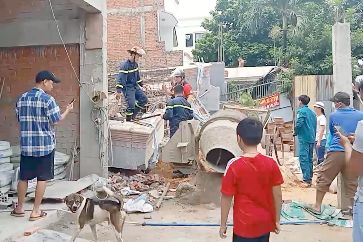 Theo ghi nhận của phóng viên tại hiện trường, căn nhà 4 tầng bị đổ sập hoàn toàn.