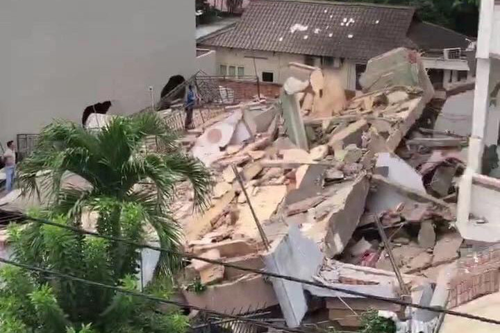 Nhận tin báo, lực lượng Cảnh sát PCCC và cứu nạn cứu hộ Công an quận Bình Thạnh và các đơn vị nhanh chóng có mặt...