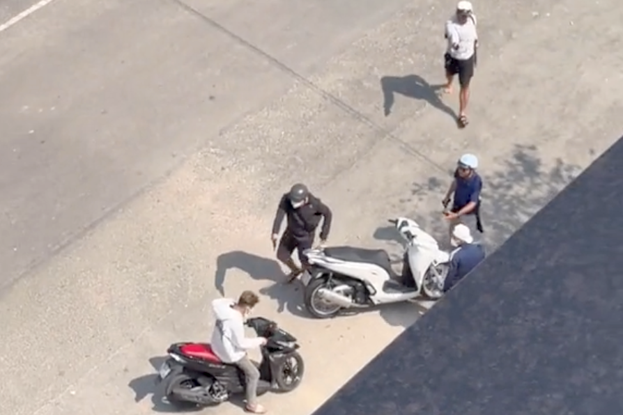 Lực lượng chức năng chặn bắt nhóm đua xe. Lực lượng chức năng chặn bắt nhóm đua xe.