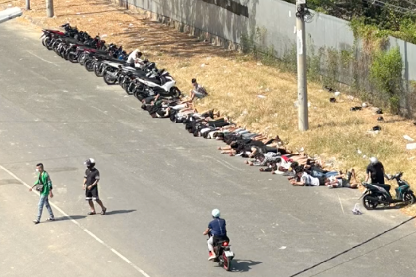 Nhóm đua xe ở quận 12 bị lực lượng chức năng khống chế. Nhóm đua xe ở quận 12 bị lực lượng chức năng khống chế.