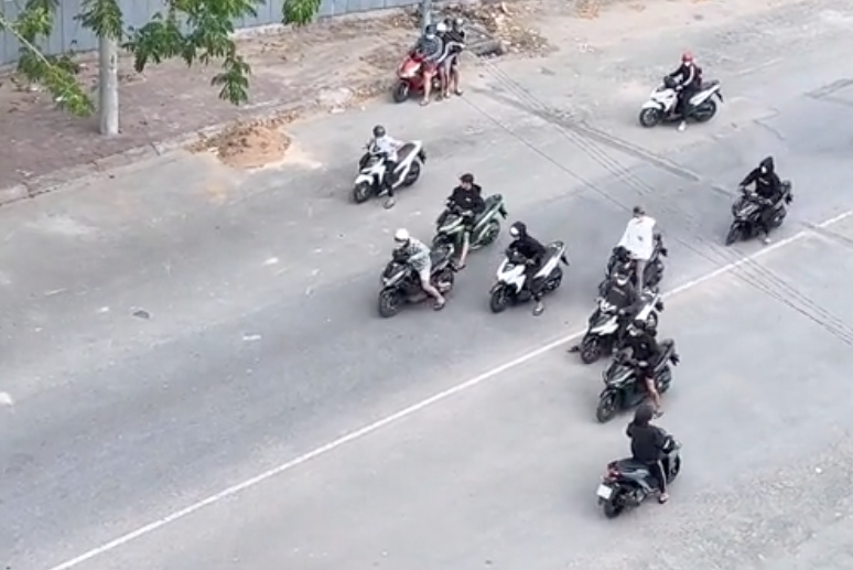 Các "quái xế" dàn hàng ngang so kè tốc độ trên đường DN6, quận 12. Các "quái xế" dàn hàng ngang so kè tốc độ trên đường DN6, quận 12.