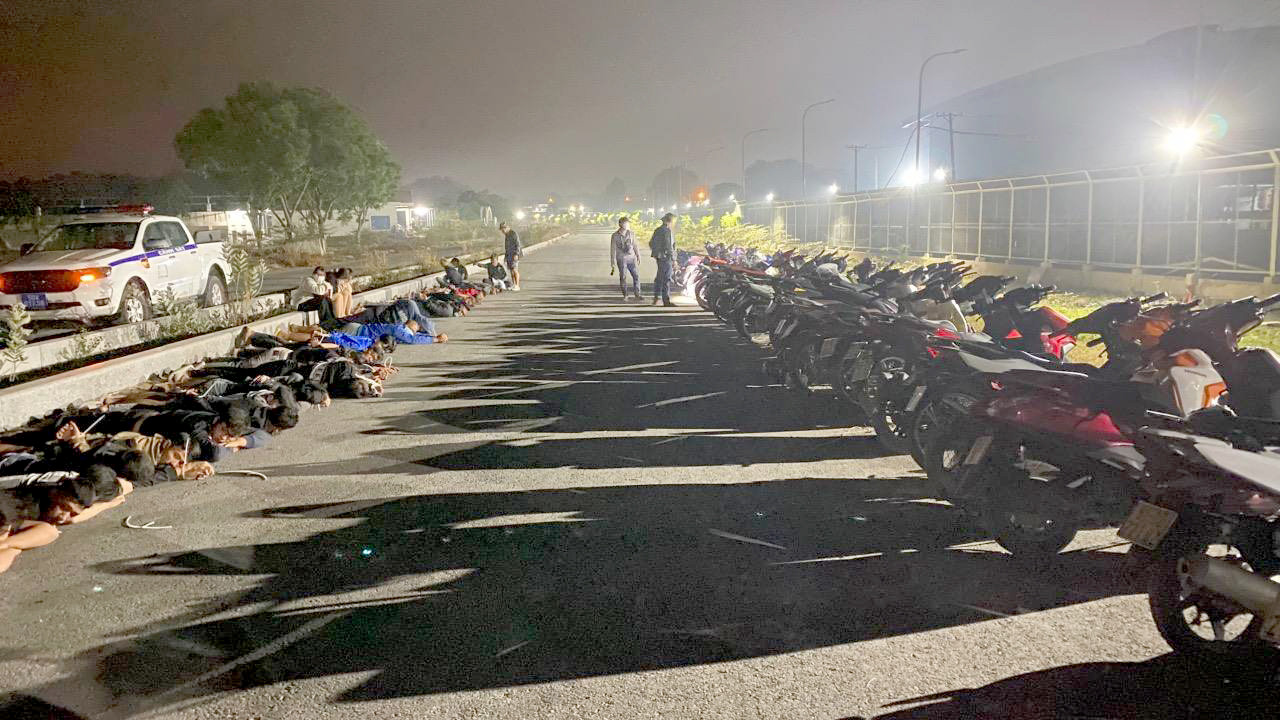 Nhóm "quái xế" bị bắt khi đang so kè tốc độ ở TP Thủ Đức. Nhóm "quái xế" bị bắt khi đang so kè tốc độ ở TP Thủ Đức.