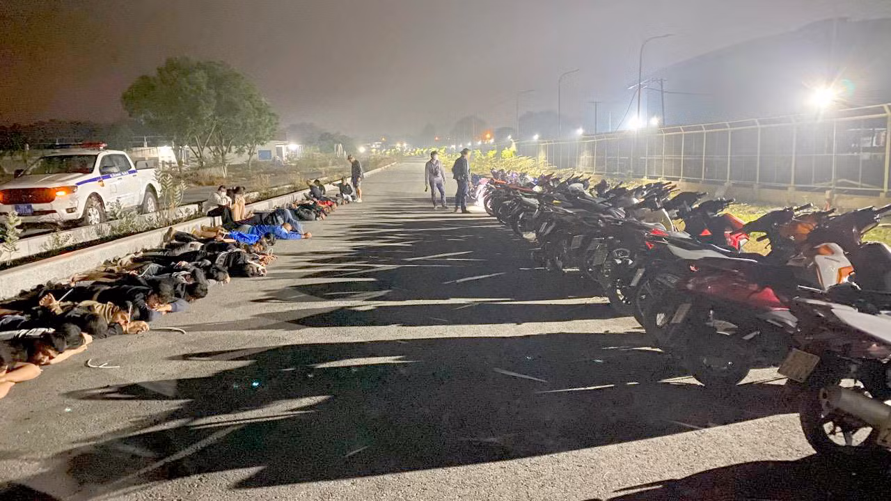 Nhóm "quái xế" bị bắt khi đang so kè tốc độ ở TP Thủ Đức. Nhóm "quái xế" bị bắt khi đang so kè tốc độ ở TP Thủ Đức.