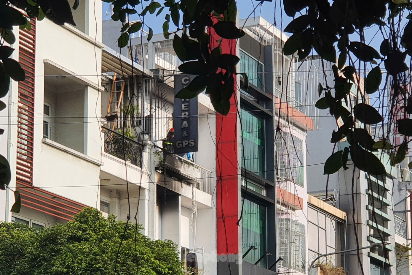 Mặt trước căn nhà bị ám khói đen. Ảnh: Hoàng Thuận