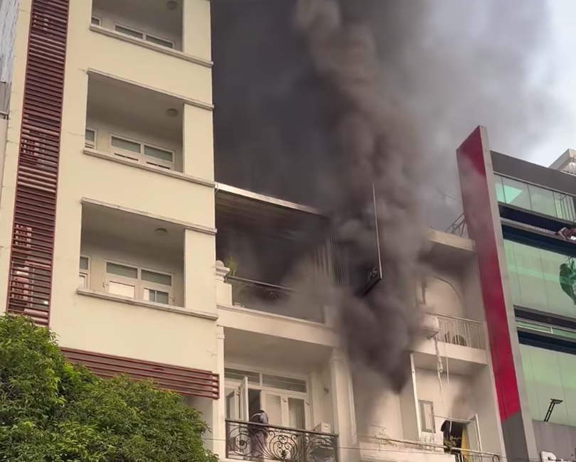 Khói đen bao trùm mặt tiền của căn nhà. Ảnh: A.X. Khói đen bao trùm mặt tiền của căn nhà. Ảnh: A.X.