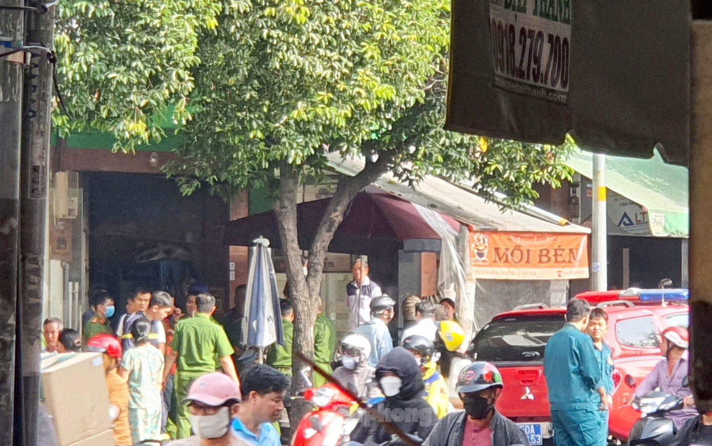 Lực lượng công an có mặt tại hiện trường. Ảnh: Hoàng Thuận. Lực lượng công an có mặt tại hiện trường. Ảnh: Hoàng Thuận.