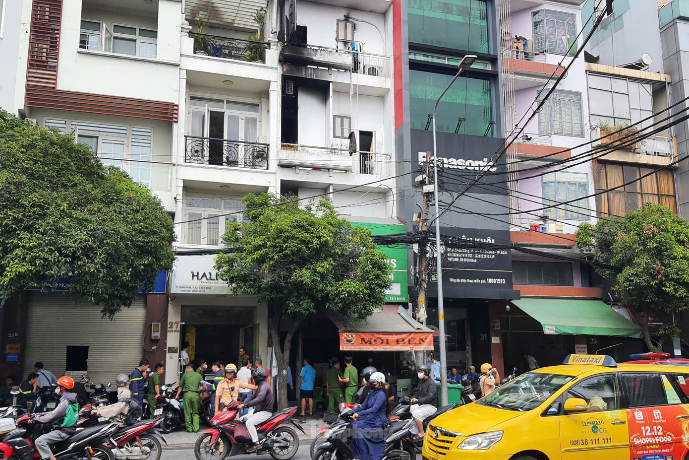 Rất đông lực lượng công an có mặt tại hiện trường. Ảnh: Hoàng Thuận. Rất đông lực lượng công an có mặt tại hiện trường. Ảnh: Hoàng Thuận.