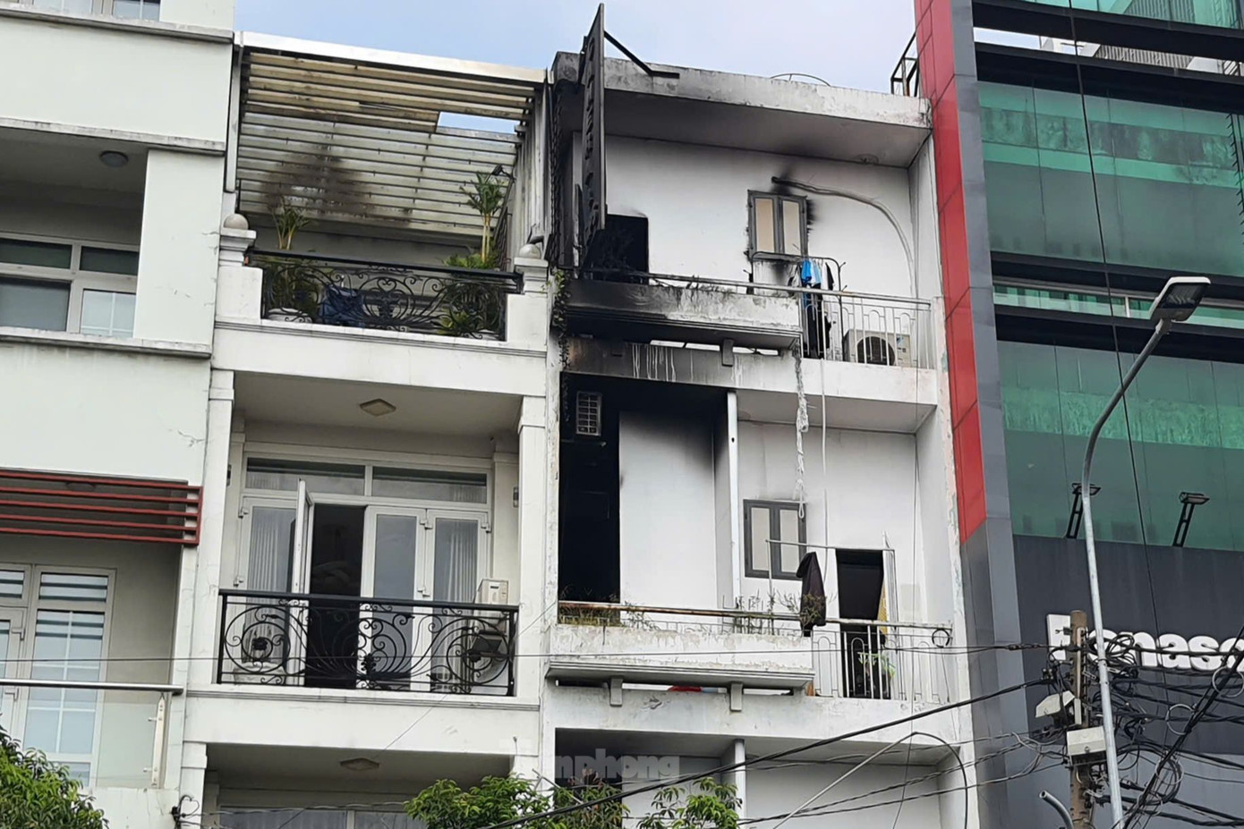 Mảng tường phía trước ở tầng 3 và tầng 4 bị ám khói đen. Ảnh: Hoàng Thuận. Mảng tường phía trước ở tầng 3 và tầng 4 bị ám khói đen. Ảnh: Hoàng Thuận.