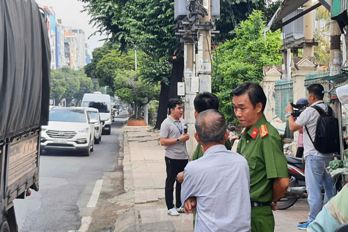 Đại tá Huỳnh Ngọc Quan, Phó PC07 hỏi thăm người dân tại hiện trường. Ảnh: Hoàng Thuận. Đại tá Huỳnh Ngọc Quan, Phó PC07 hỏi thăm người dân tại hiện trường. Ảnh: Hoàng Thuận.