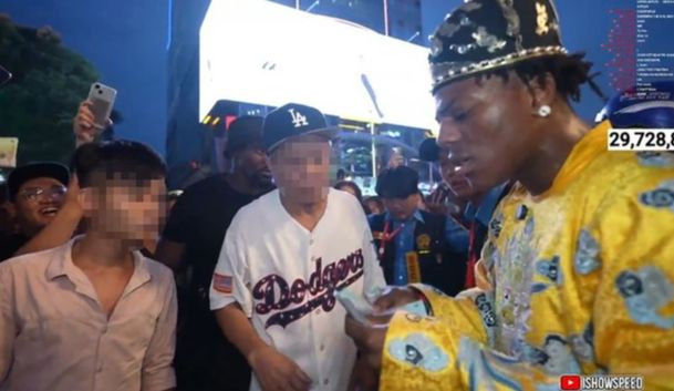 Nam streamer thanh toán tiền thuê xe điện cân bằng tại phố đi bộ Nguyễn Huệ, quận 1. Ảnh cắt từ clip. Nam streamer thanh toán tiền thuê xe điện cân bằng tại phố đi bộ Nguyễn Huệ, quận 1. Ảnh cắt từ clip.