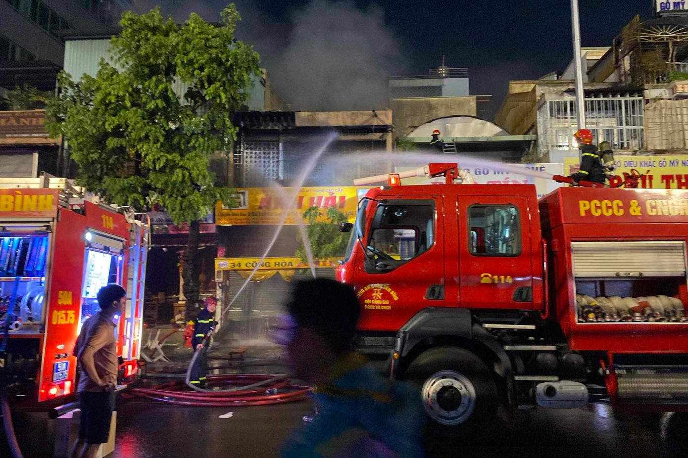 Hơn 1 giờ chữa cháy, ngọn lửa cơ bản được dập tắt. Hơn 1 giờ chữa cháy, ngọn lửa cơ bản được dập tắt.