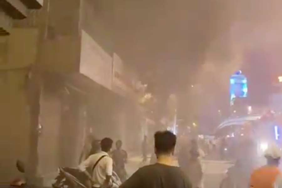 Khói bao trùm cả khu vực. Khói bao trùm cả khu vực.