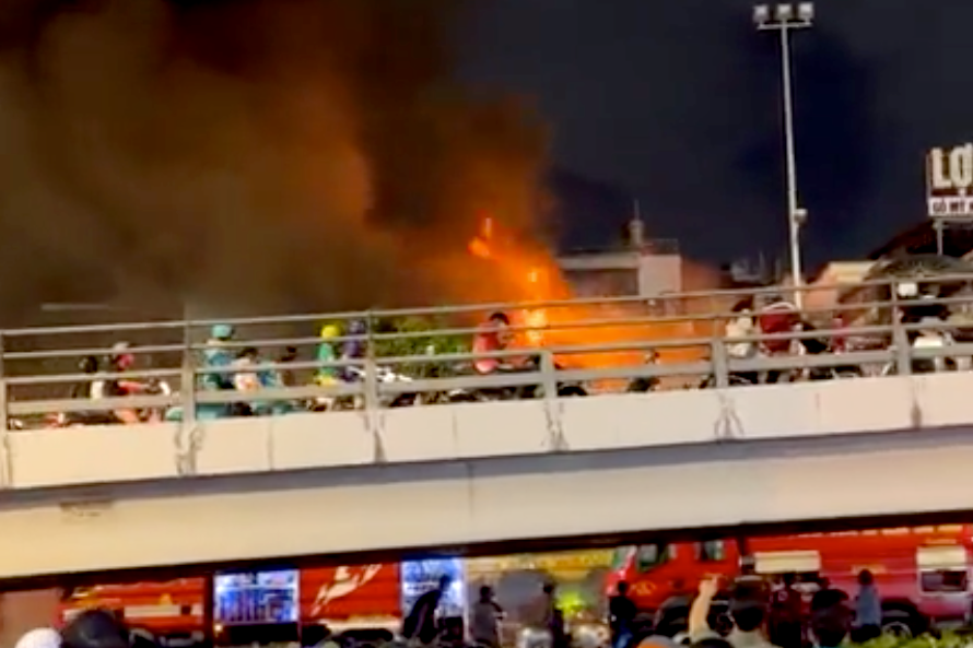 Khói lửa bốc lên từ căn nhà xảy ra hỏa hoạn. Khói lửa bốc lên từ căn nhà xảy ra hỏa hoạn.