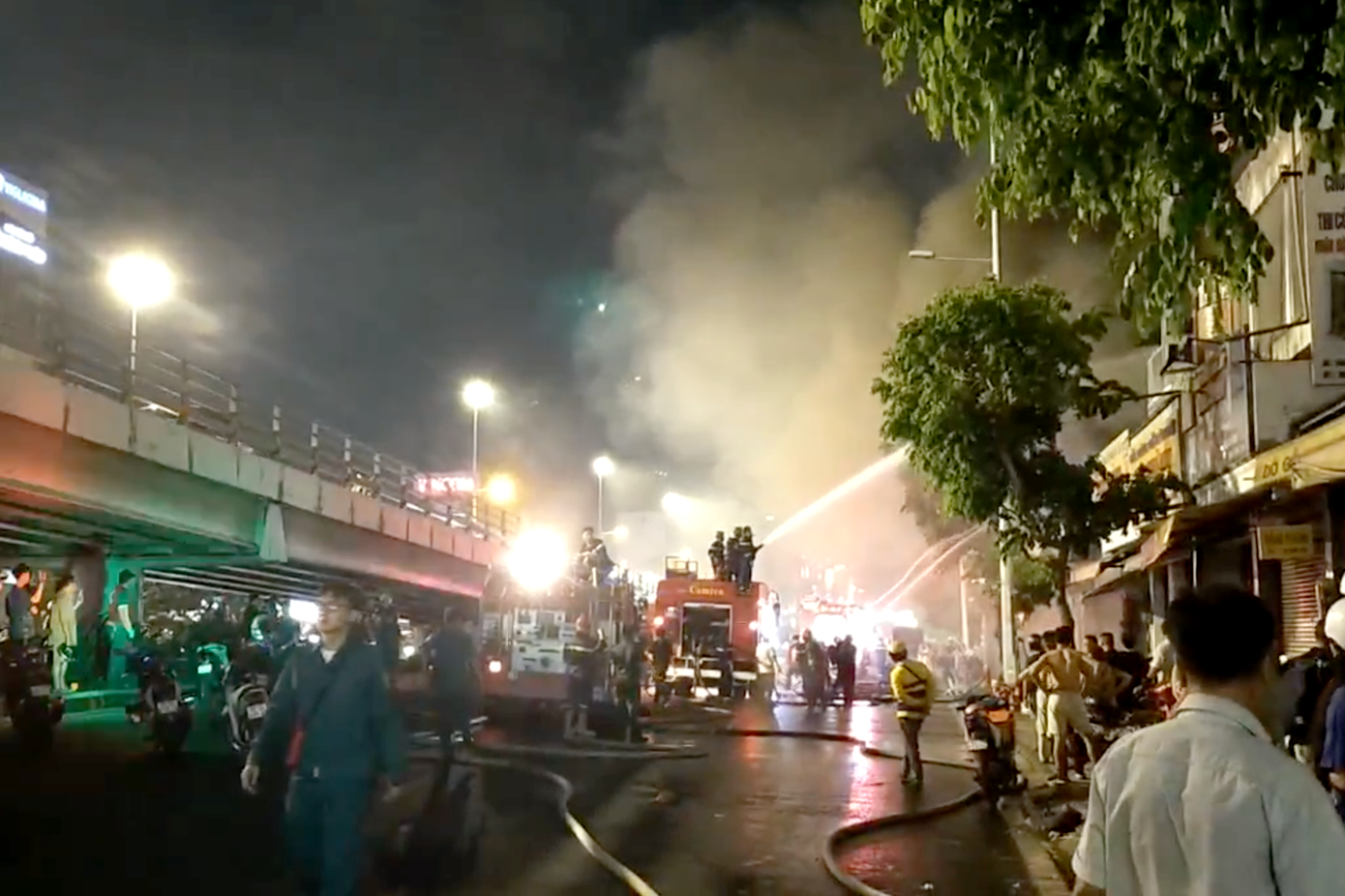 Lực lượng chức năng phong tỏa hiện trường để chữa cháy. Lực lượng chức năng phong tỏa hiện trường để chữa cháy.