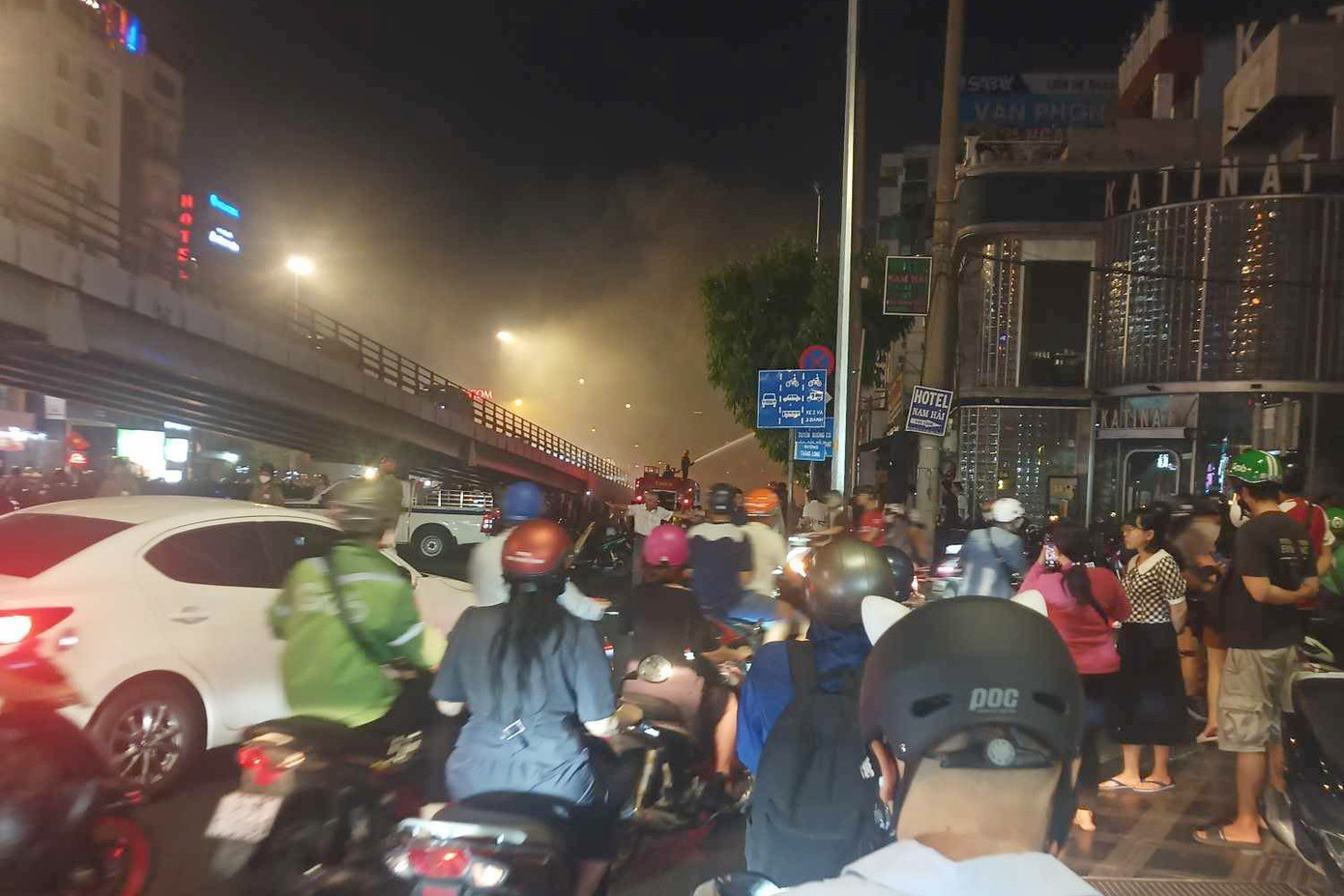 Giao thông qua khu vực bị ùn ứ. Giao thông qua khu vực bị ùn ứ.