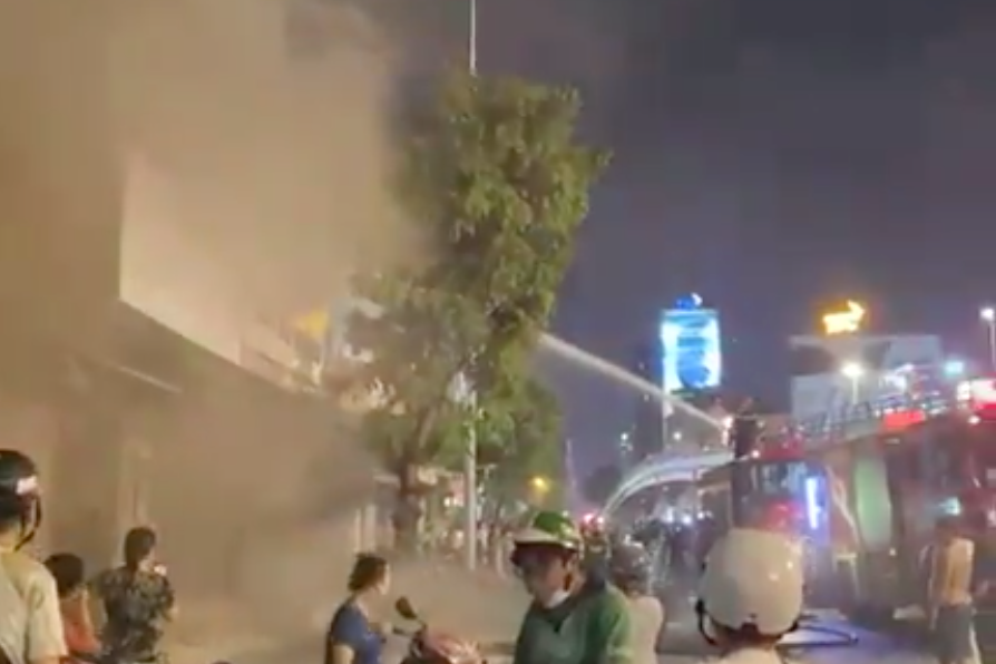 Lực lượng chữa cháy phun nước vào trong để dập lửa. Lực lượng chữa cháy phun nước vào trong để dập lửa.