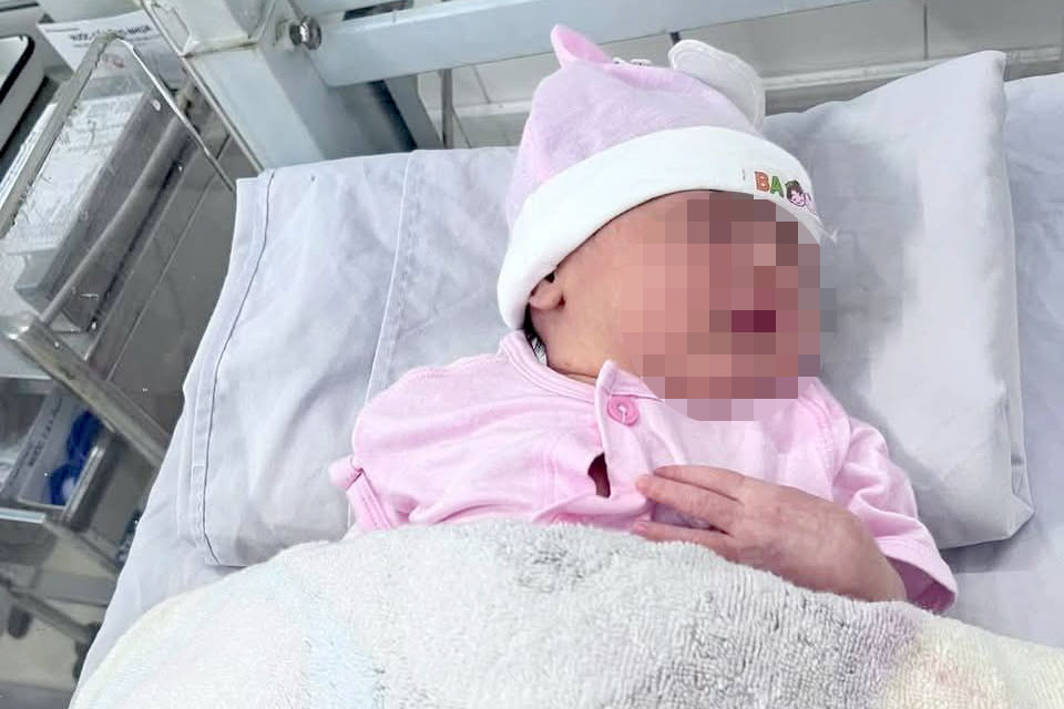 Bé gái sơ sinh được đưa vào bệnh viện chăm sóc. Ảnh: C.A. Bé gái sơ sinh được đưa vào bệnh viện chăm sóc. Ảnh: C.A.