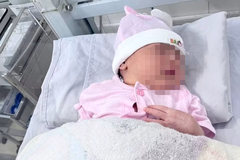 Bé gái sơ sinh được đưa vào bệnh viện chăm sóc. Ảnh: C.A.