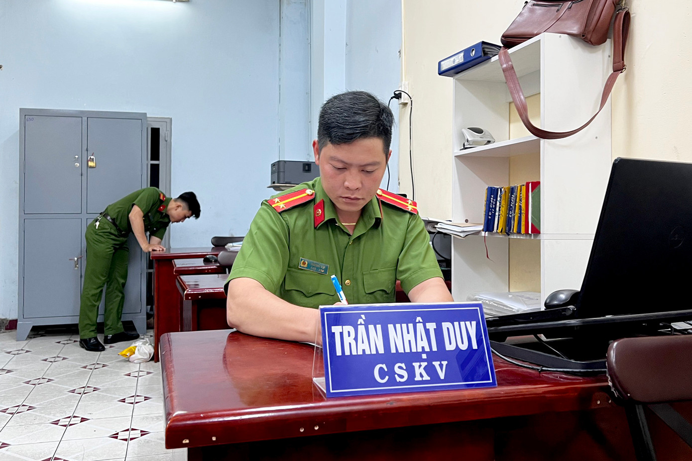 Trung úy Duy đi làm bình thường sau gần hai ngày xảy ra vụ việc. Trung úy Duy đi làm bình thường sau gần hai ngày xảy ra vụ việc.