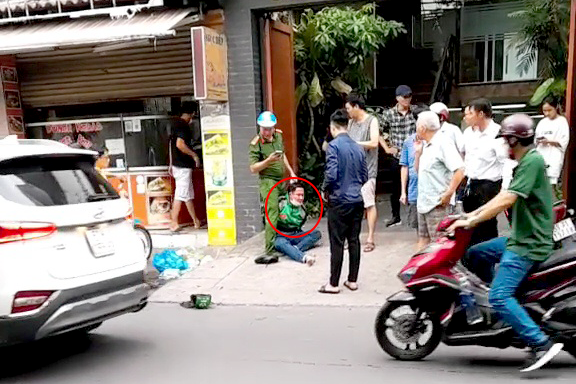 Dù bị tấn công bằng hơi cay nhưng Trung úy Duy dũng cảm quật ngã nghi can Duy. Dù bị tấn công bằng hơi cay nhưng Trung úy Duy dũng cảm quật ngã nghi can Duy.