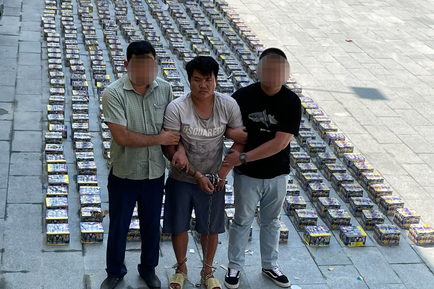 Đối tượng Tiến cùng với tang vật. Ảnh: Công an cung cấp.