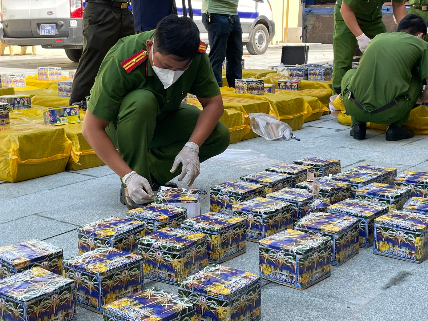 Công an thu giữ hơn 1 tấn pháo nổ từ các đối tượng. Ảnh: Công an cung cấp.