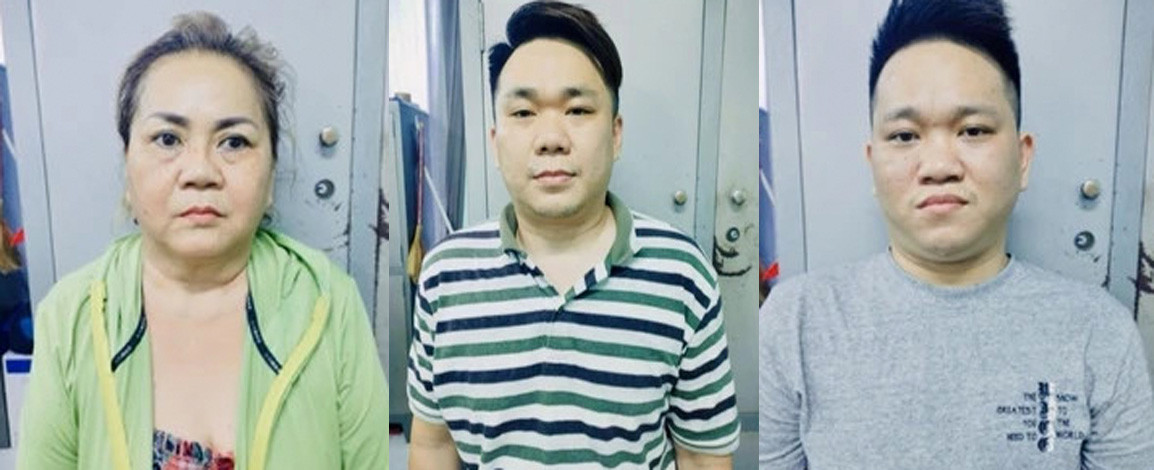 Bà Hòa và 2 người con trai tại cơ quan công an.