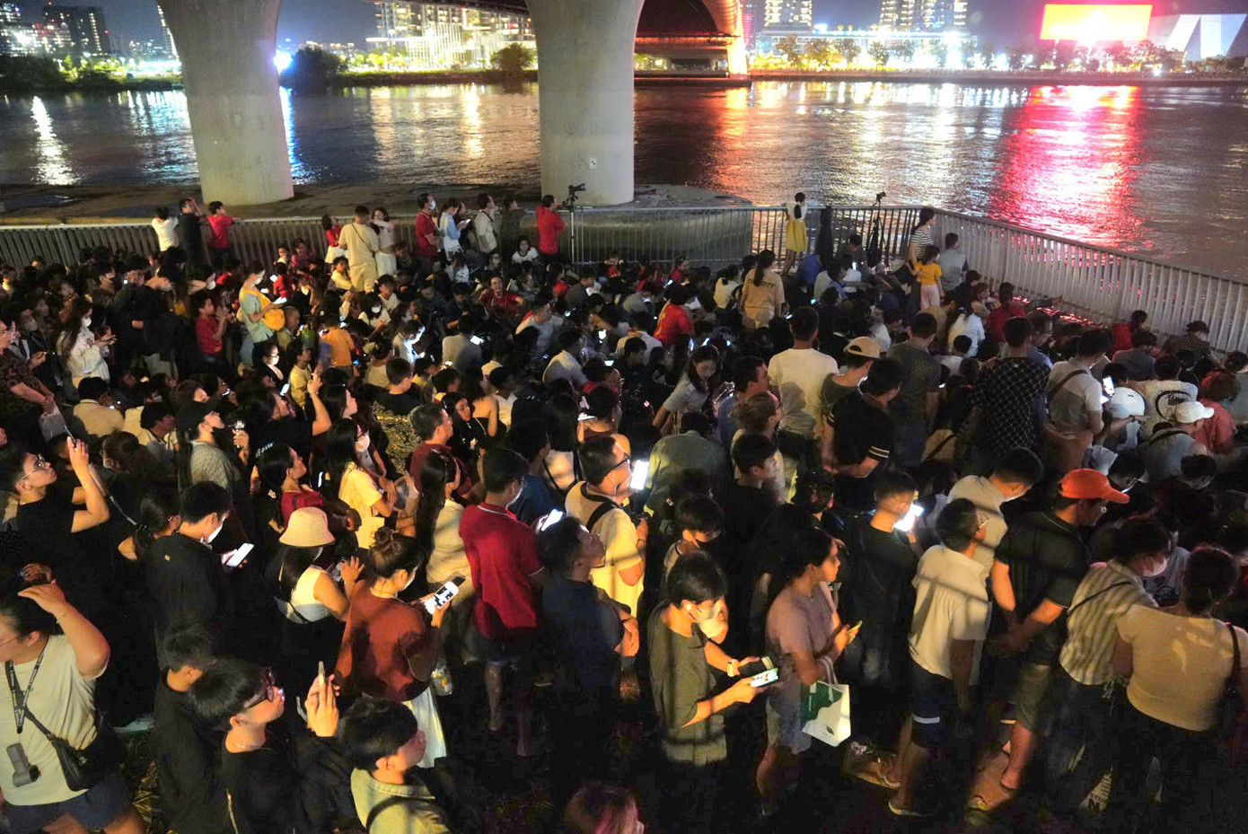 Tại chân cầu Ba Son, người dân có thể xem trọn vẹn màn pháo hoa tầm cao đẹp mắt. Do đó, rất đông người dân tranh thủ đi sớm để chọn vị trí đẹp.