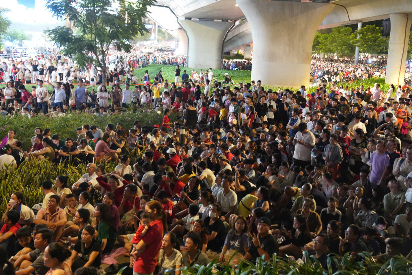 Trước đó, từ 18h ngày 30/4, tại khu vực dưới chân cầu Ba Son, dòng người đổ về chật kín. Nhiều người ngồi bệt xuống đất để chờ đợi xem các chương trình trong chuỗi lễ hội chào mừng 50 năm Ngày Giải phóng miền Nam, thống nhất đất nước.