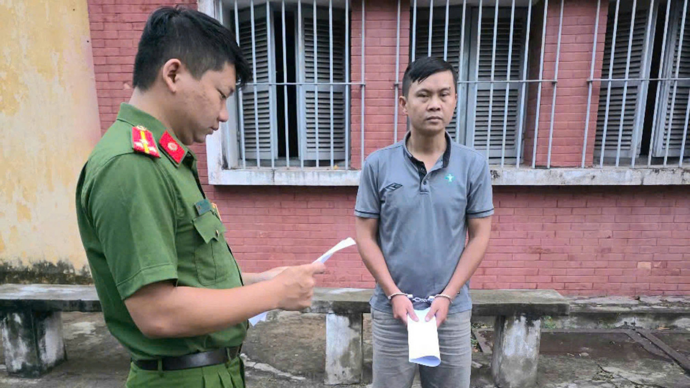 Bị can Nguyễn Xuân Hùng lúc bị bắt. Ảnh: C.A. Bị can Nguyễn Xuân Hùng lúc bị bắt. Ảnh: C.A.