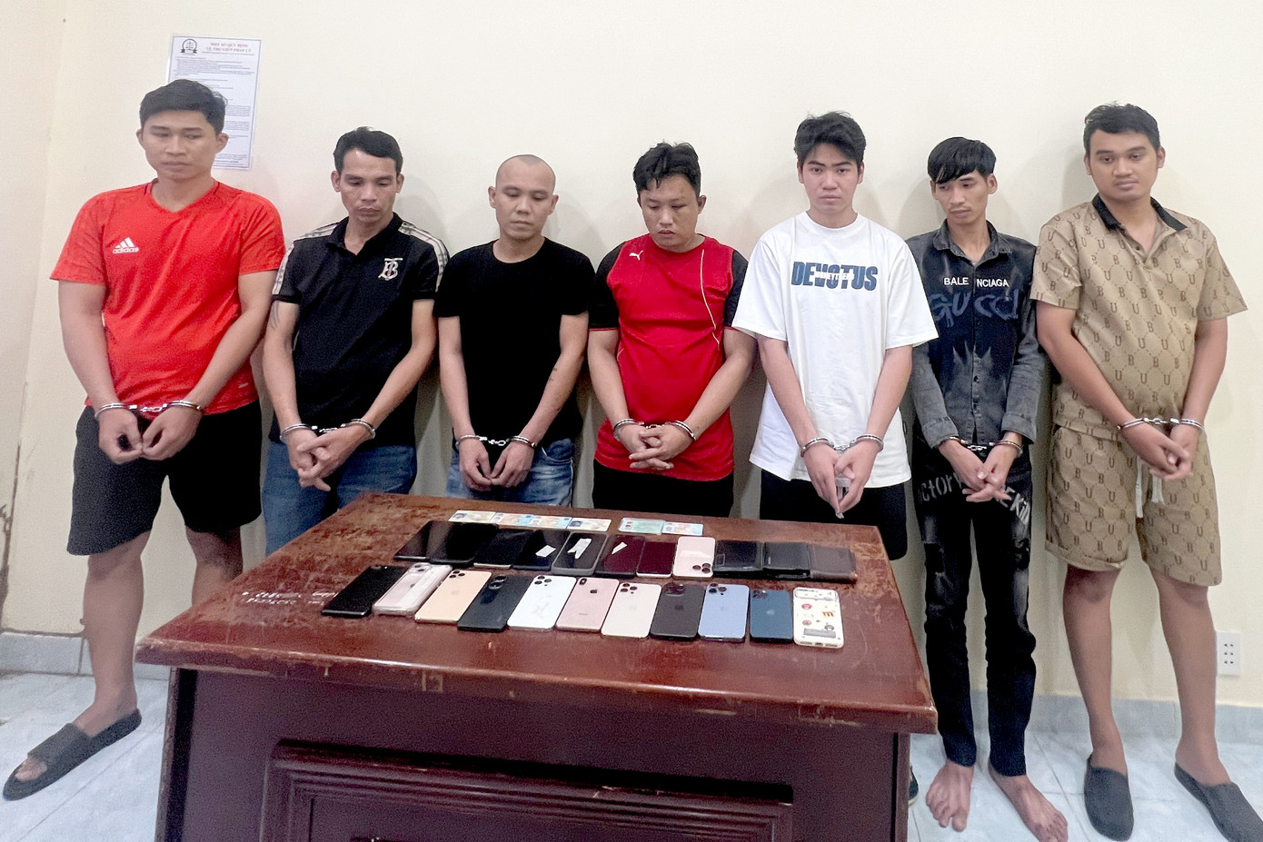 Băng của Vinh cùng với tang vật. Ảnh: Công an cung cấp. Băng của Vinh cùng với tang vật. Ảnh: Công an cung cấp.