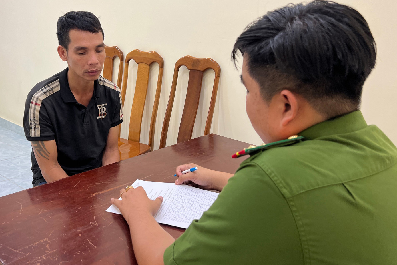 Nguyễn Xuân Vinh tại cơ quan công an. Ảnh: Công an cung cấp. Nguyễn Xuân Vinh tại cơ quan công an. Ảnh: Công an cung cấp.