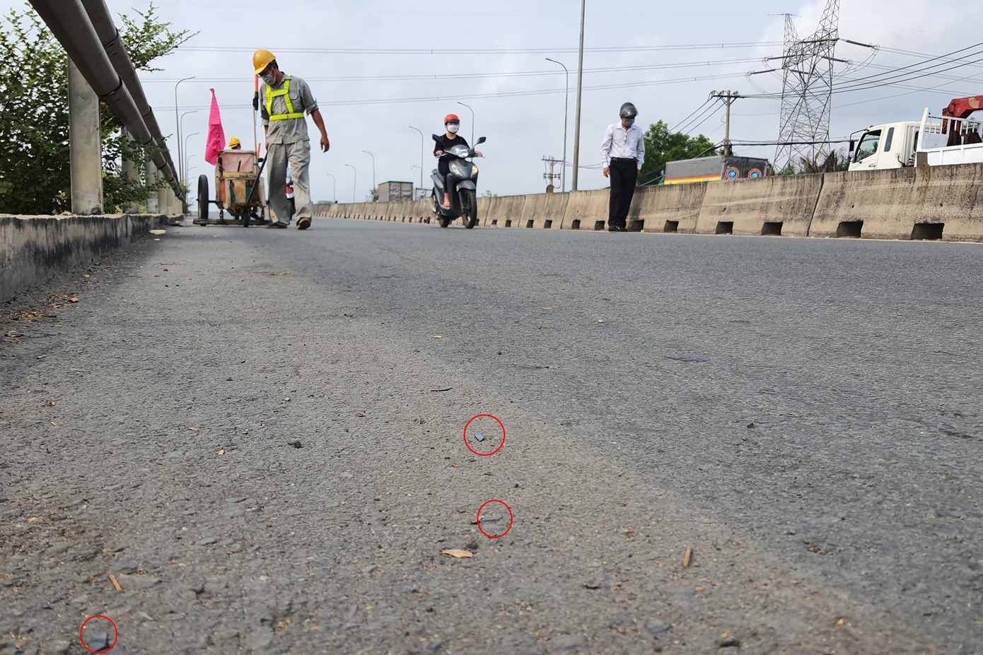 Đinh nhọn được rải trên quốc lộ 1 vào sáng 11/4. Ảnh: Minh Anh.