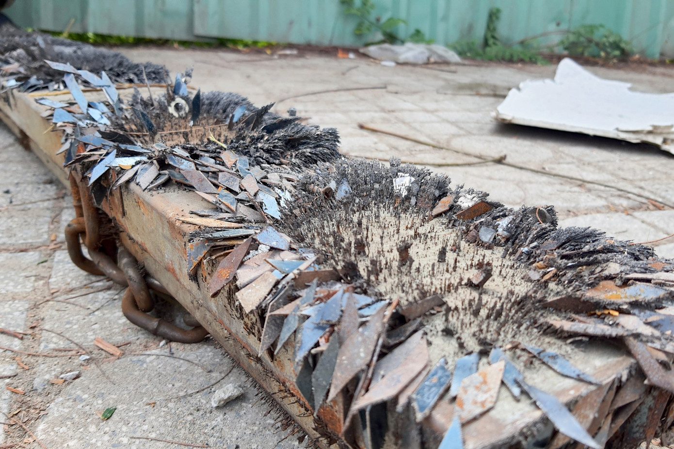 Hàng trăm mảnh đinh nhọn được thu gom vào sáng 11/4. Ảnh: Minh Anh.