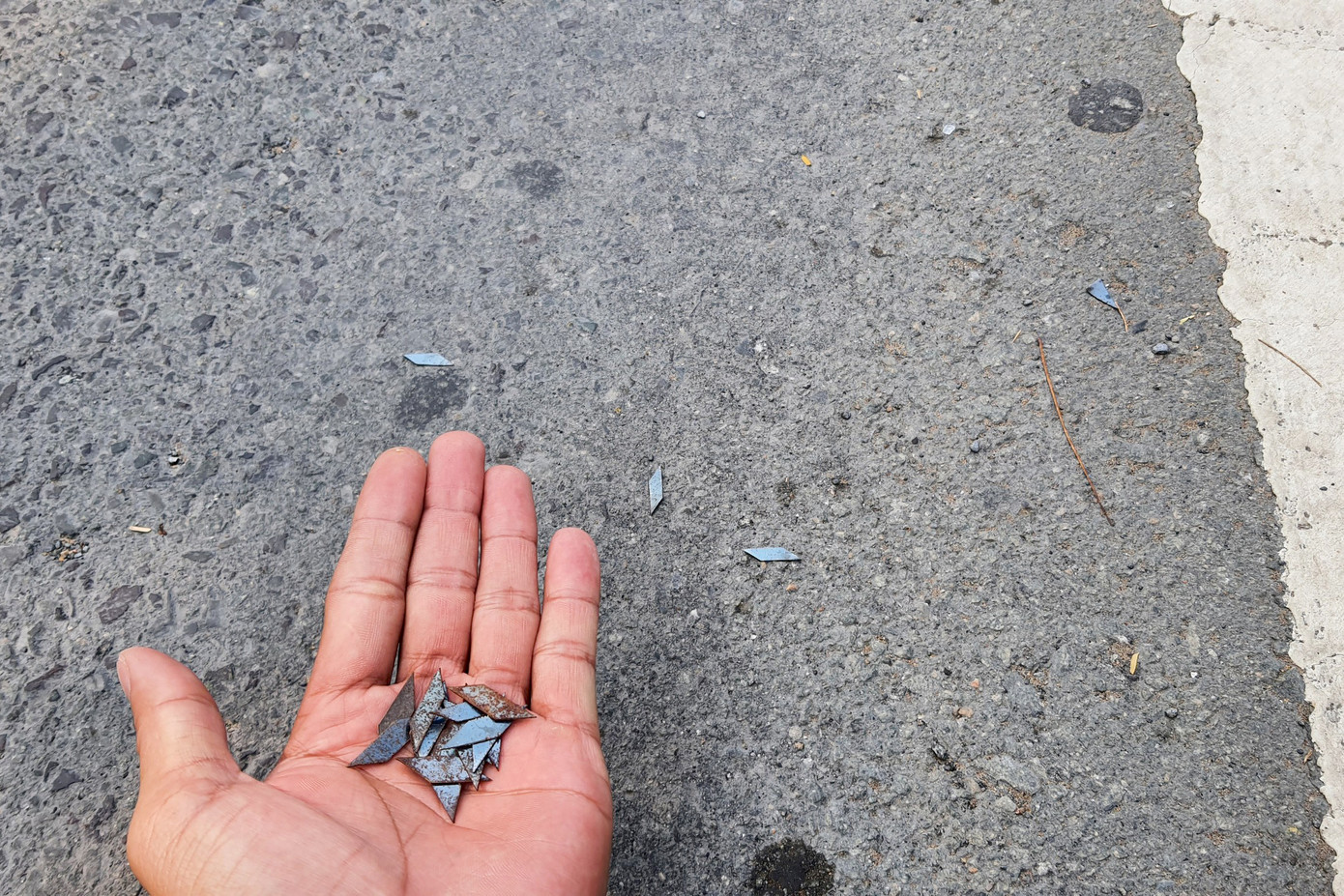 Tình trạng rải đinh trên quốc lộ 1 tồn tại từ nhiều năm nay. Ảnh: Minh Anh.