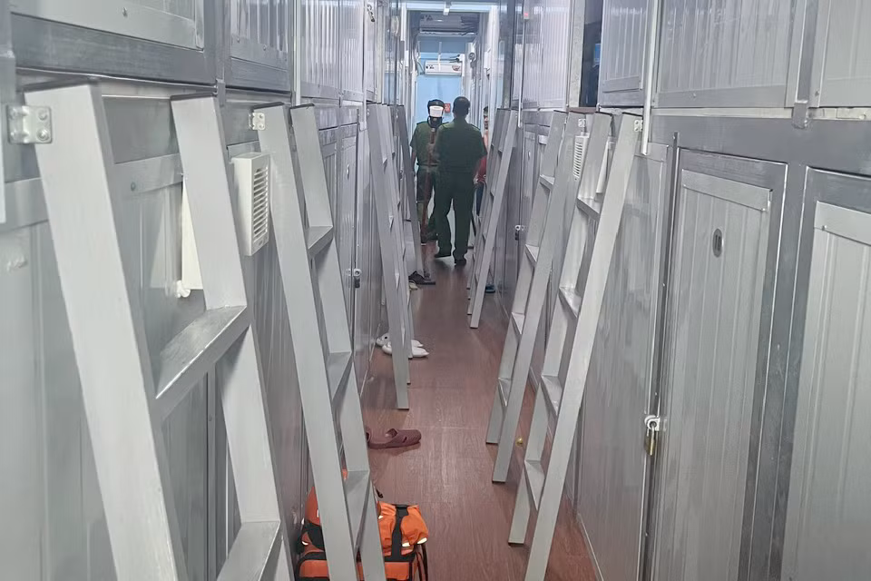 Các "hộp ngủ" được thiết kế bằng nhôm, xếp chồng lên nhau. Ảnh: H.T. Các "hộp ngủ" được thiết kế bằng nhôm, xếp chồng lên nhau. Ảnh: H.T.