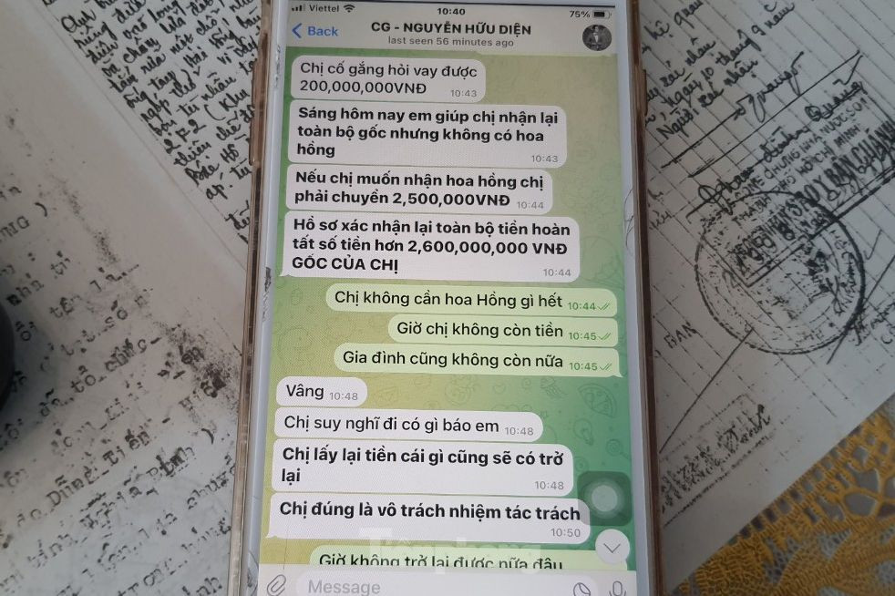 Tin nhắn của người đàn ông tên Diện, yêu cầu bà N cố gắng vay tiền rồi chuyển khoản để nhận lại số tiền gốc. Ảnh: Hoàng Thuận. Tin nhắn của người đàn ông tên Diện, yêu cầu bà N cố gắng vay tiền rồi chuyển khoản để nhận lại số tiền gốc. Ảnh: Hoàng Thuận.