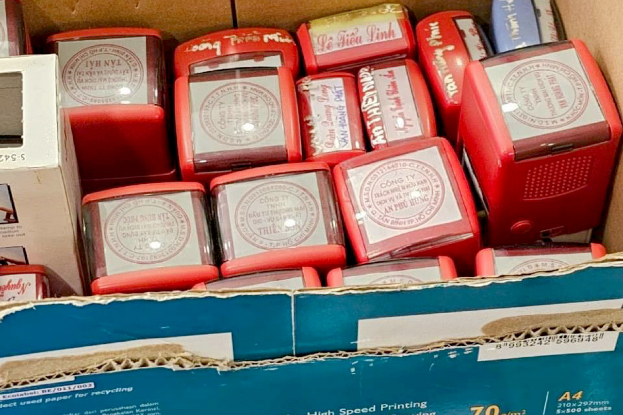 Các con dấu được thu giữ (Ảnh: A.X.).